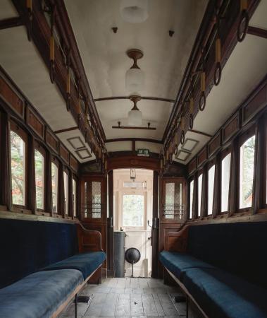 修繕が完了した路面電車「京都電気鉄道電車」の車両内部＝６日午後、京都市左京区