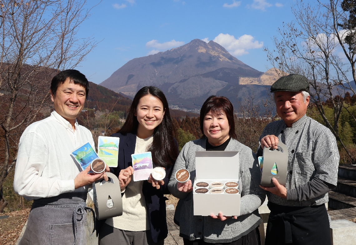 コラボ商品に携わった（左から）藤井さん、橋本さん、溝辺さん、安部さん＝由布市湯布院町川北