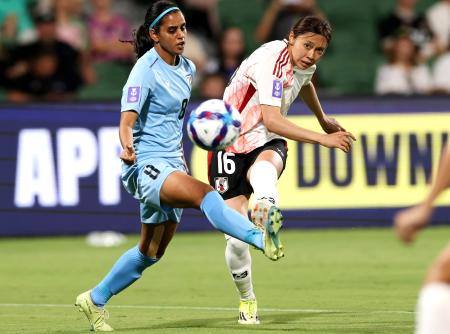 日本―インド　前半、先制ゴールを決める山本（右）＝パース（ＡＡＰ　Ｉｍａｇｅ提供・ＡＰ＝共同）