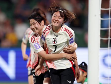 日本―インド　後半、ハットトリックを達成し、祝福される宮沢（右）＝パース（ゲッティ＝共同）