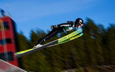 Ｗ杯複合混合団体スプリントでの葛西優奈の前半飛躍＝ラハティ（共同）