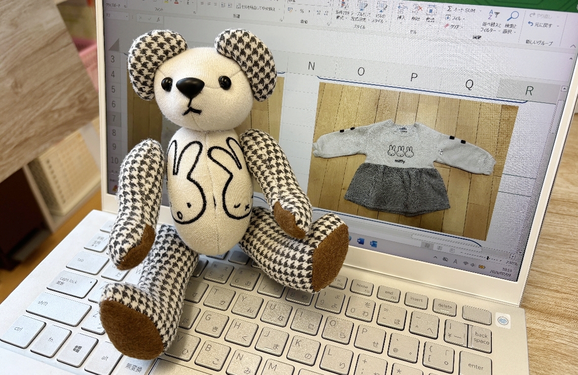 洋服の柄に合わせてかわいくなるよう裁断して作られたクマのぬいぐるみ