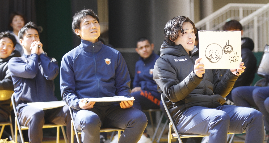 絵で伝える伝言ゲームに挑戦する鬼塚（右端）ら＝トキハわさだタウン