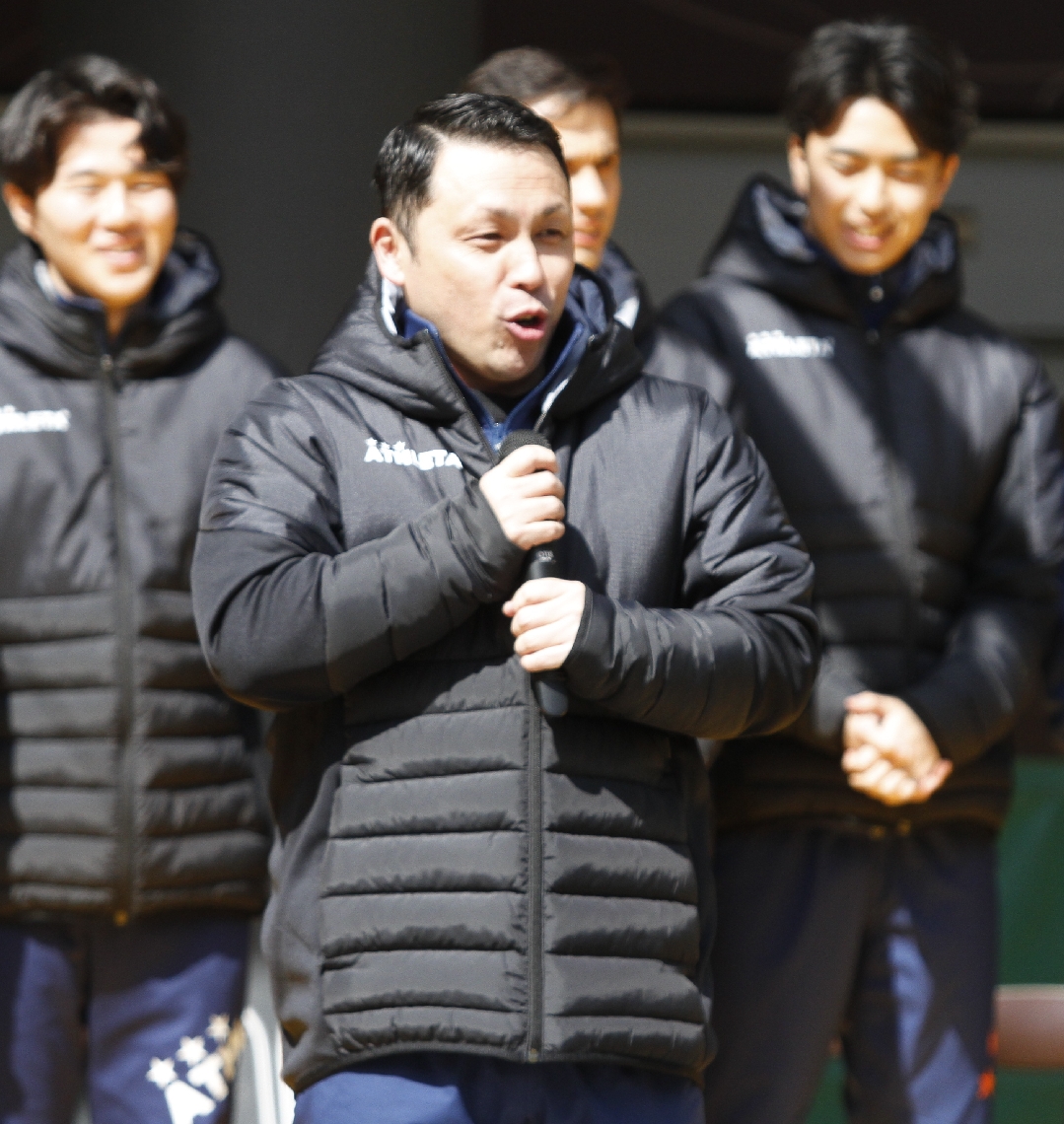 サポーターにあいさつする狩野監督（手前中央）