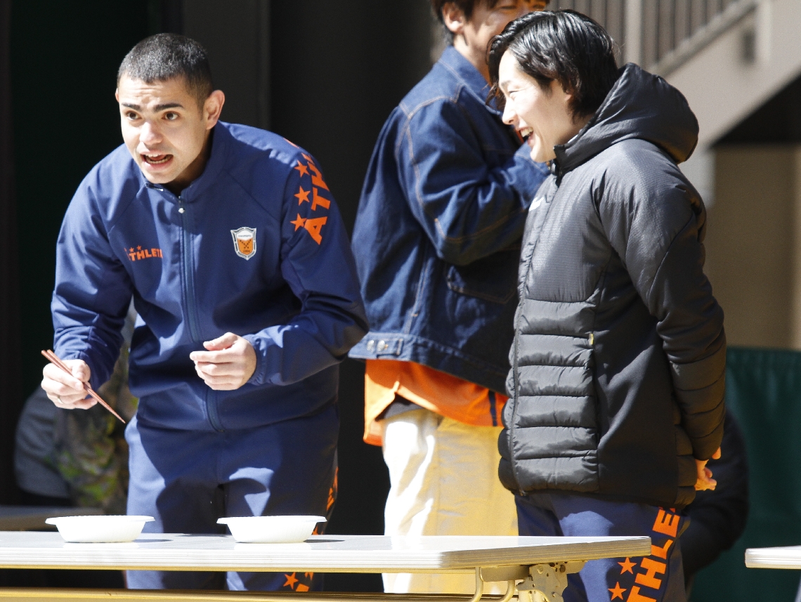 ゲームで会場を盛り上げるＧＫバラック（左）