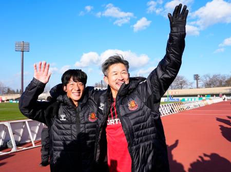 長野に勝利し、サポーターの声援に応える福島・三浦（右）＝とうスタ