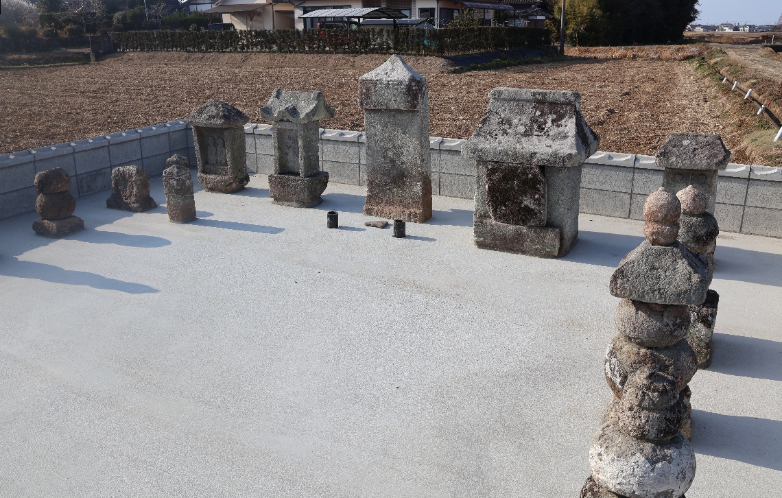 整備された南北朝時代の田辺善勝らの墓と伝わる吉池墓地