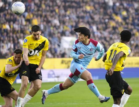 ＮＡＣブレダ戦の後半、同点ゴールを決めるフェイエノールトの上田（右から２人目）＝ブレダ（共同）