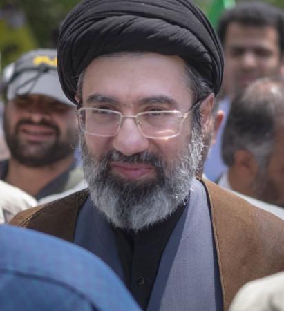 イランの最高指導者に選出されたモジタバ師（ゲッティ＝共同）