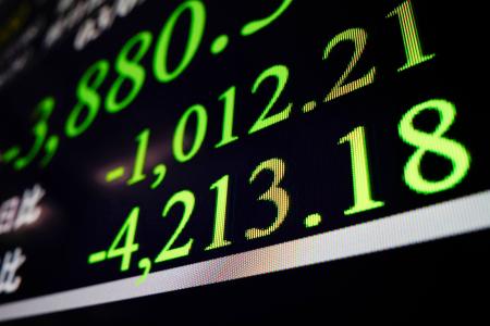 日経平均株価の下げ幅が一時４２００円を超えたことを示すモニター＝９日午前、東京・東新橋