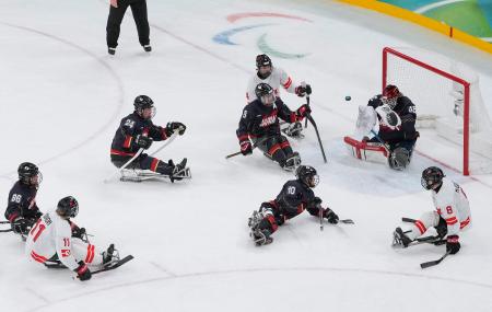 日本―カナダ　第１ピリオド　６点目を奪われるＧＫ堀江（右上）＝ミラノ（共同）