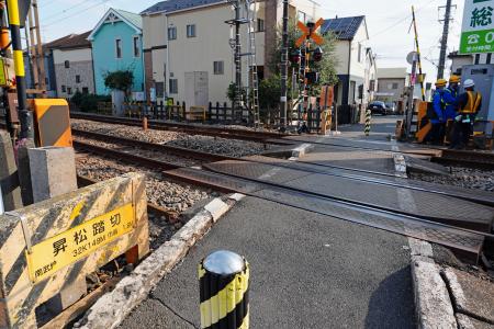 ２０２５年３月、知的障害がある男性が電車にはねられて死亡する事故があった踏切＝９日、東京都国立市
