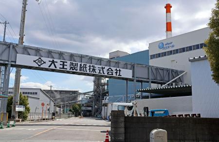 作業員が負傷した大王製紙可児工場＝１０日午後０時５７分、岐阜県可児市