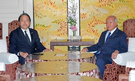 会談に臨む自民党の鈴木幹事長（右）と国民民主党の榛葉幹事長＝１０日午後、国会