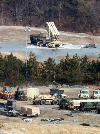 韓国慶尚北道にある米軍の高高度防衛ミサイル基地で空に向けられた発射台＝５日（聯合＝共同）