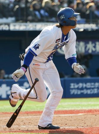 ７回、ＤｅＮＡ・梶原が三塁打を放つ＝横浜