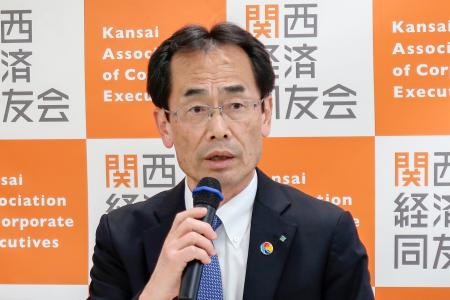 記者会見する関西経済同友会の永井靖二代表幹事＝１０日午後、大阪市北区