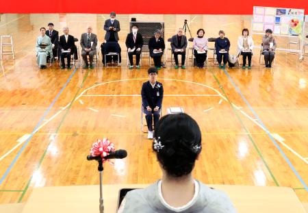 福井市立殿下小で行われた卒業式に臨む、唯一の児童で卒業生の松平瑞也さん（中央）＝１０日午前