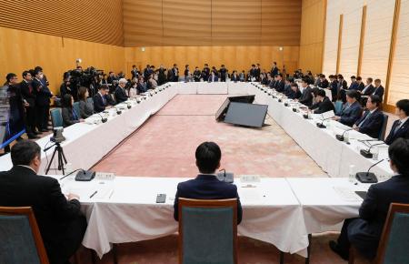 首相官邸で開かれた日本成長戦略会議＝１０日夕