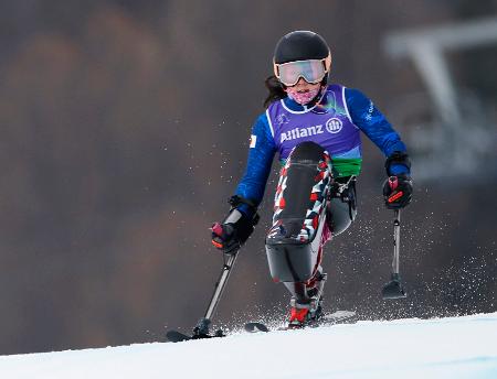 女子スーパー複合座位　前半スーパー大回転　滑走する村岡桃佳＝コルティナダンペッツォ（共同）