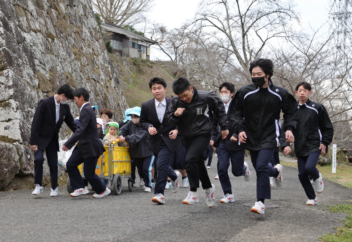 臼杵公園への坂道を上る避難訓練の参加者たち＝１１日、臼杵市