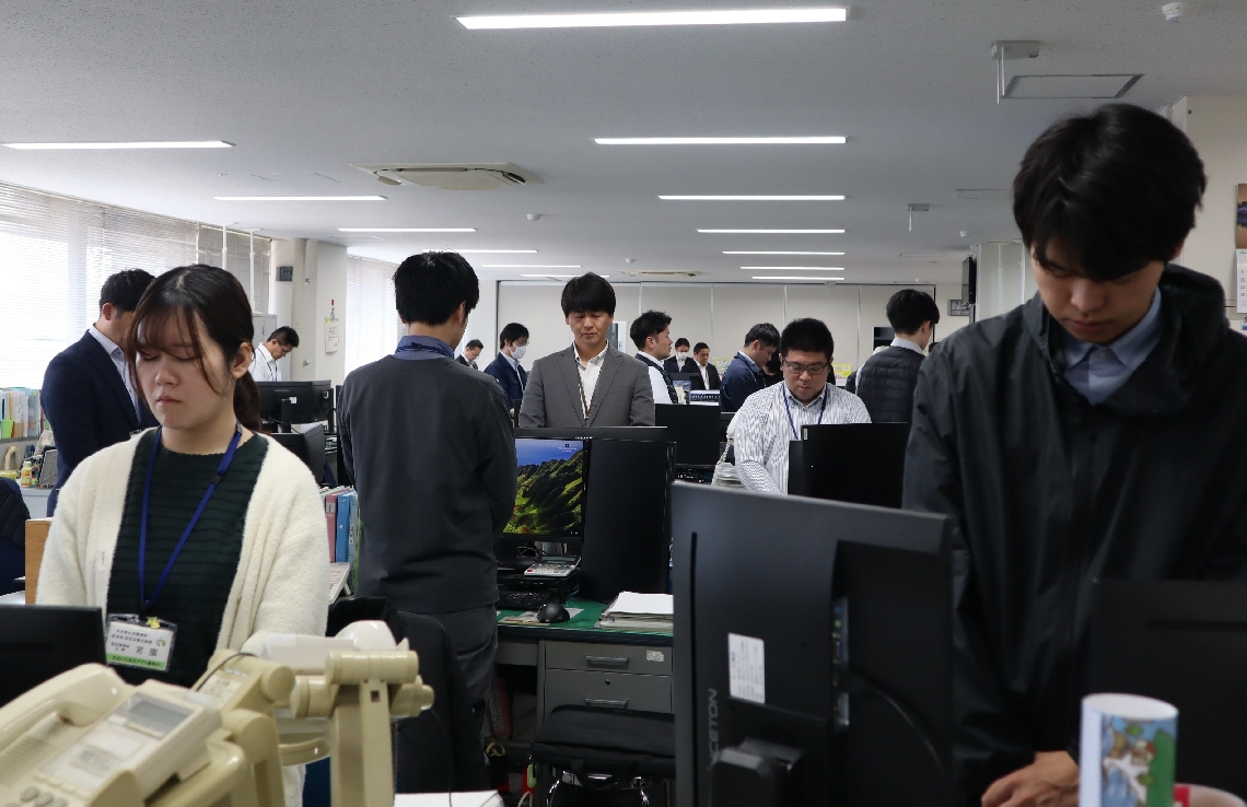 黙とうする県防災対策企画課の職員＝１１日、大分市大手町