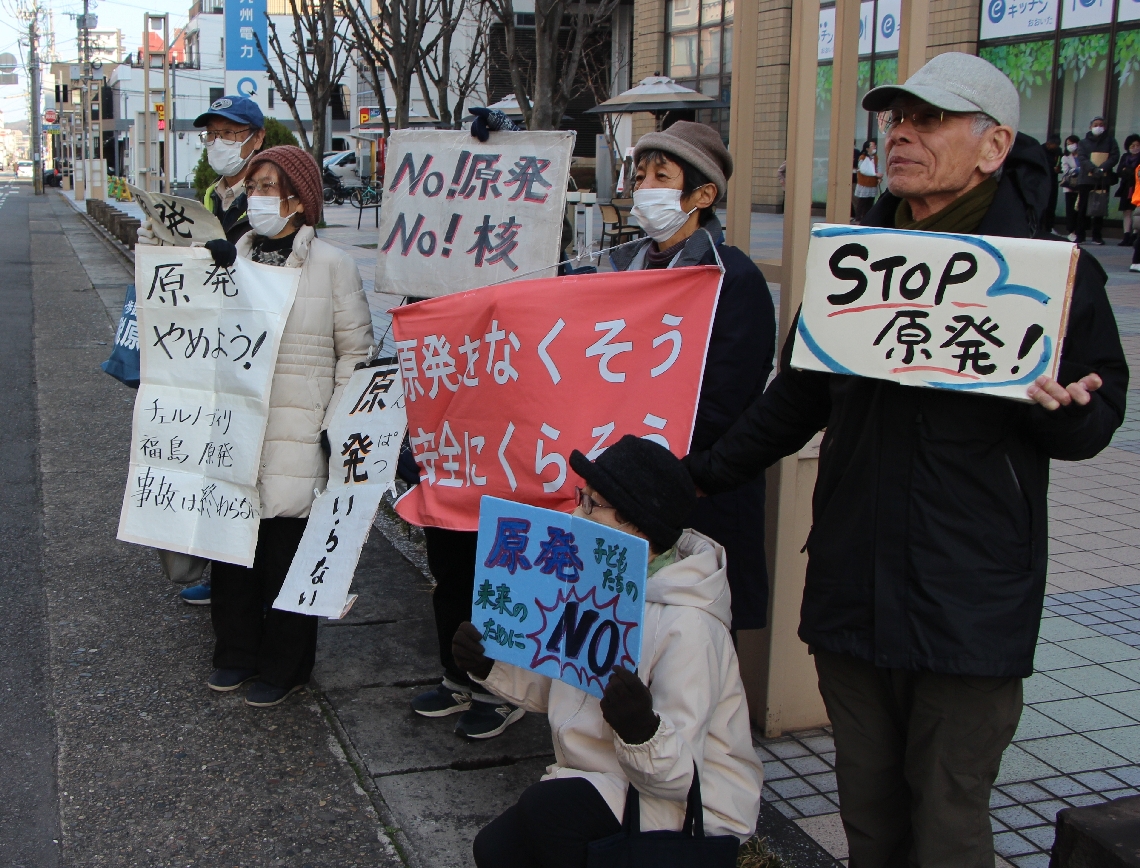 街頭活動をする「原発いらない！」グループ・大分のメンバー＝１１日、大分市金池町