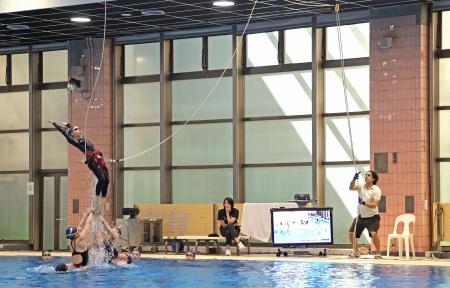 リフト技を練習するアーティスティックスイミング（ＡＳ）の日本代表。右端はアルド・パンタレオニ・コーチ＝１１日、東京都内