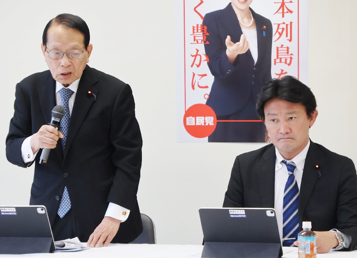 危険運転致死傷罪の改正案について議論した自民党交通安全対策特別委員会の平沢勝栄委員長（左）