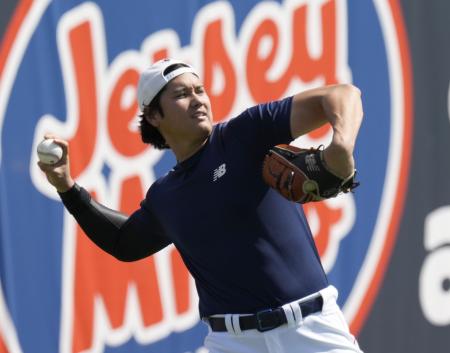 米マイアミでの初練習でキャッチボールするＷＢＣ日本代表の大谷＝１１日（共同）