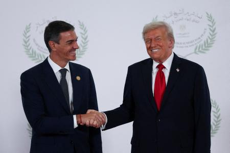 エジプト・シャルムエルシェイクで、トランプ米大統領（右）と握手するスペインのサンチェス首相＝２０２５年１０月（ロイター＝共同）