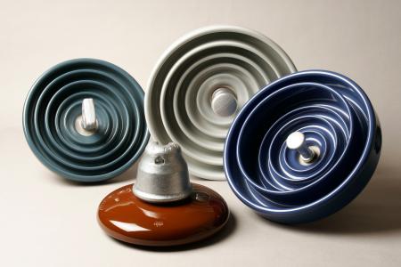 電柱で漏電をしないように電線を支えるのに使われる「がいし」