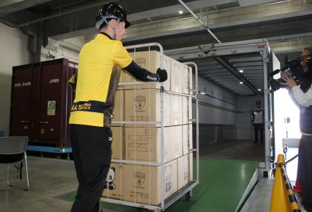 自動運転トラックに荷物を積み込むデモンストレーションの様子＝１２日午後、東京都品川区