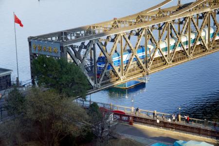 １２日、北朝鮮の平壌を出発して中国遼寧省丹東に入る国際旅客列車（共同）