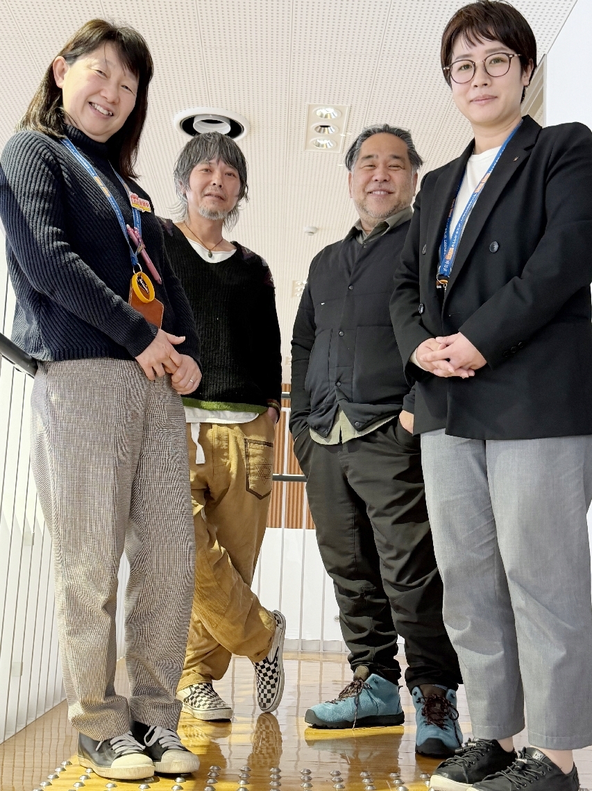 移住応援プロモーション動画を制作した太田裕司さん（右から２人目）と小久保淳平さん（同３人目）、豊後高田市地域活力創造課の職員＝豊後高田市役所