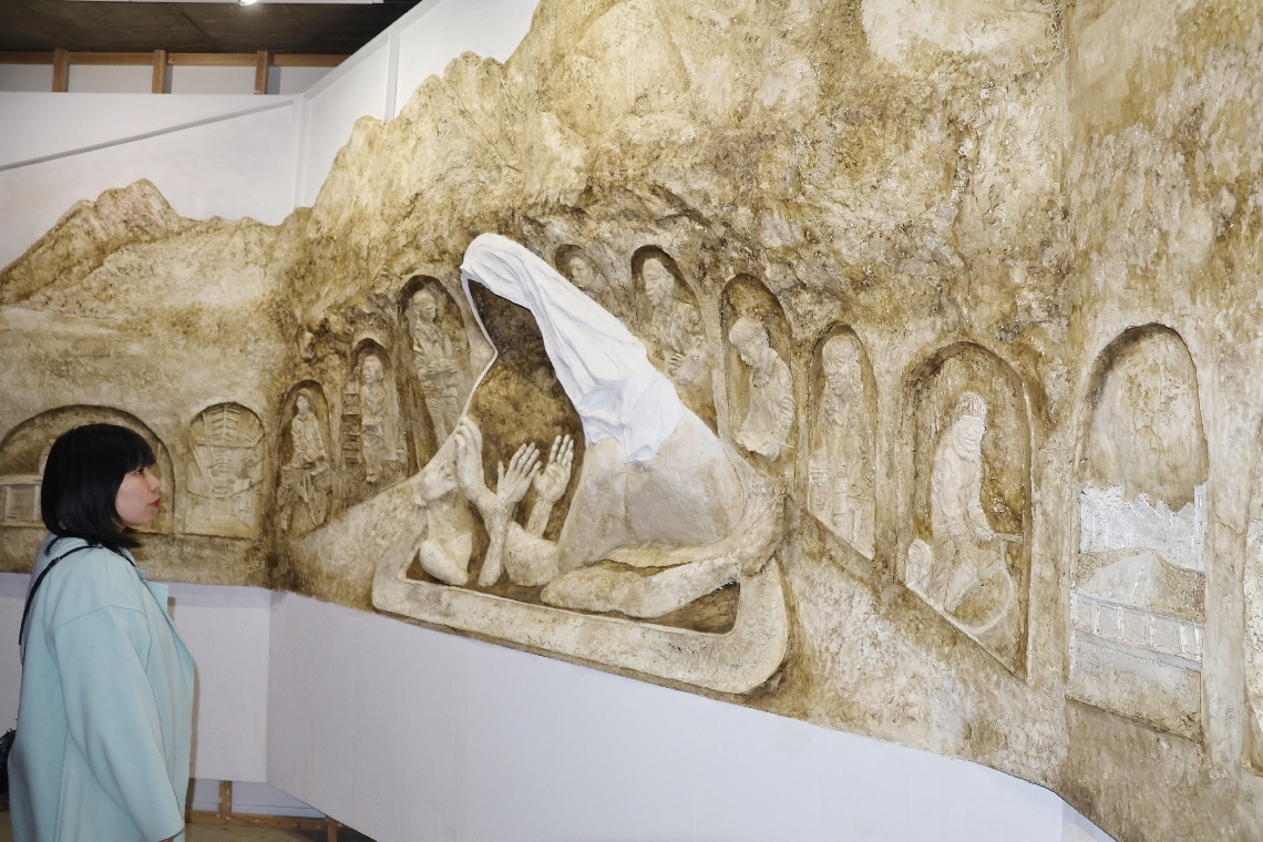 三宅感さんの彫刻作品＝別府市楠町