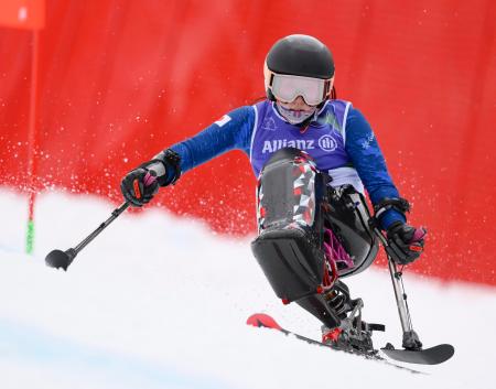 ミラノ・コルティナ冬季パラリンピックのアルペンスキー女子大回転座位、２回目の滑走をする村岡桃佳。銀メダルを獲得した＝１２日、イタリア・コルティナダンペッツォ（共同）