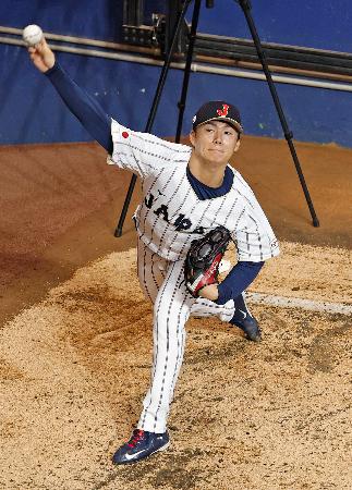 ブルペンで投球練習するＷＢＣ日本代表の山本由伸＝１２日、マイアミ（共同）