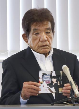 記者会見する女児の父親の川原冨由紀さん＝１３日午前、福岡市