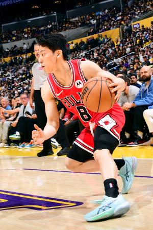 レーカーズ戦でドリブルを見せるブルズの河村＝ロサンゼルス（ＮＢＡＥ・ゲッティ＝共同）