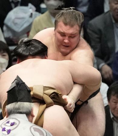 王鵬（手前）にきめ出しで敗れた安青錦＝エディオンアリーナ大阪