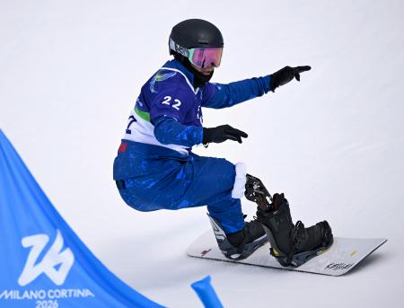 男子バンクドスラローム大腿障害　１回目　滑走する小栗大地＝コルティナダンペッツォ（共同）