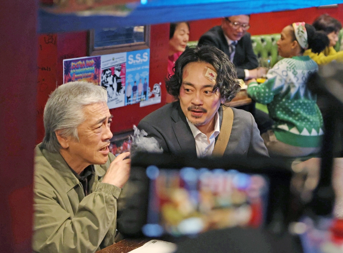 撮影に臨む主演の青柳翔（右）と寺島進＝１４日、大分市内