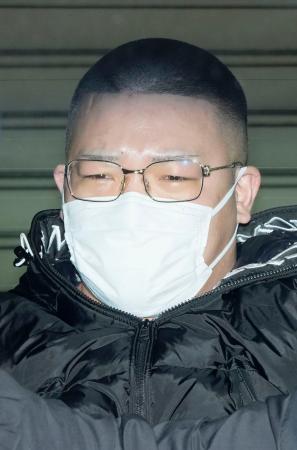 警視庁上野署に入る狩野仁琉容疑者＝１４日午前９時８分