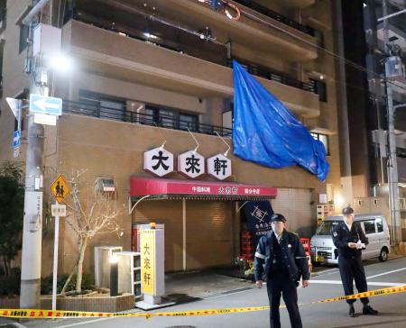高齢女性の遺体が見つかった大阪市北区の集合住宅＝１４日午後１０時２９分