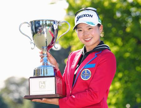 通算５アンダーで優勝した菅楓華＝オリエント・クラブ（共同）