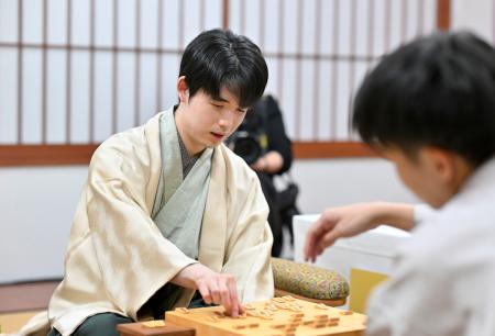 将棋の第５１期棋王戦コナミグループ杯５番勝負の第４局で、増田康宏八段（手前）を破った藤井聡太棋王＝１５日午後、栃木県日光市