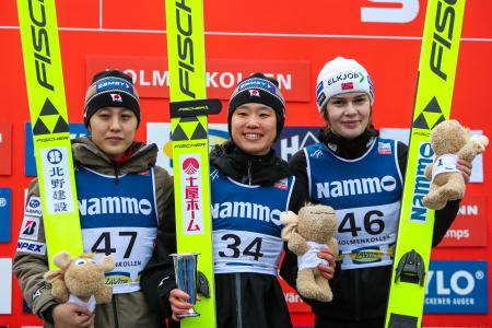 Ｗ杯ジャンプ女子個人第３０戦で優勝した伊藤有希（中央）と２位の丸山希（左）＝オスロ（ＮＴＢ　Ｓｃａｎｐｉｘ提供・ＡＰ＝共同）