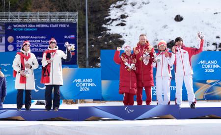 ノルディックスキー距離女子２０キロ視覚障害の表彰式で、金メダルのロシア選手（中央）と距離を置く銀のチェコ選手（左）。右は銅の中国選手＝１５日、イタリア・テーゼロ（共同）