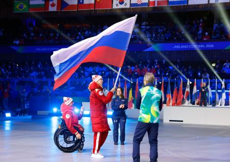 閉会式で入場するロシアの旗手＝１５日、イタリア・コルティナダンペッツォ（共同）